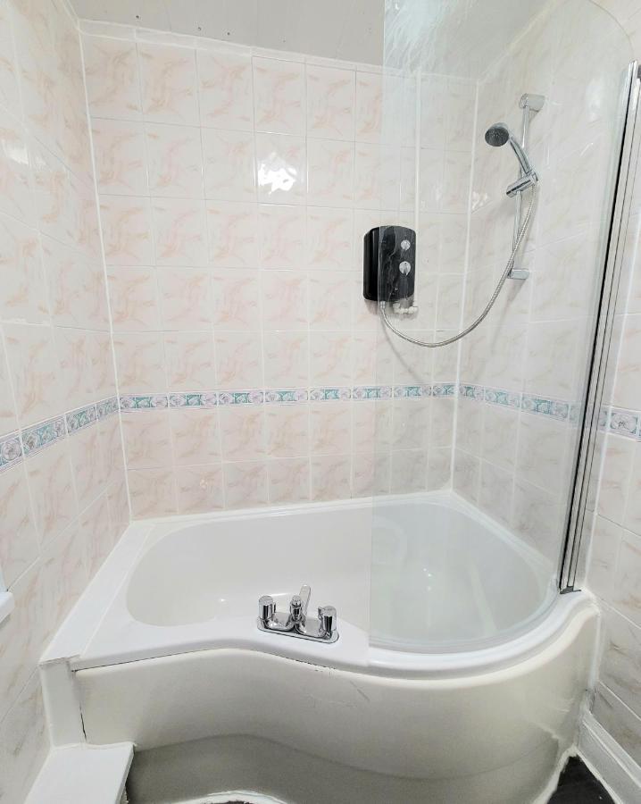 The Comfy Resort, Free Private Parking & Wifi, 9 Beds Colchester Extérieur photo