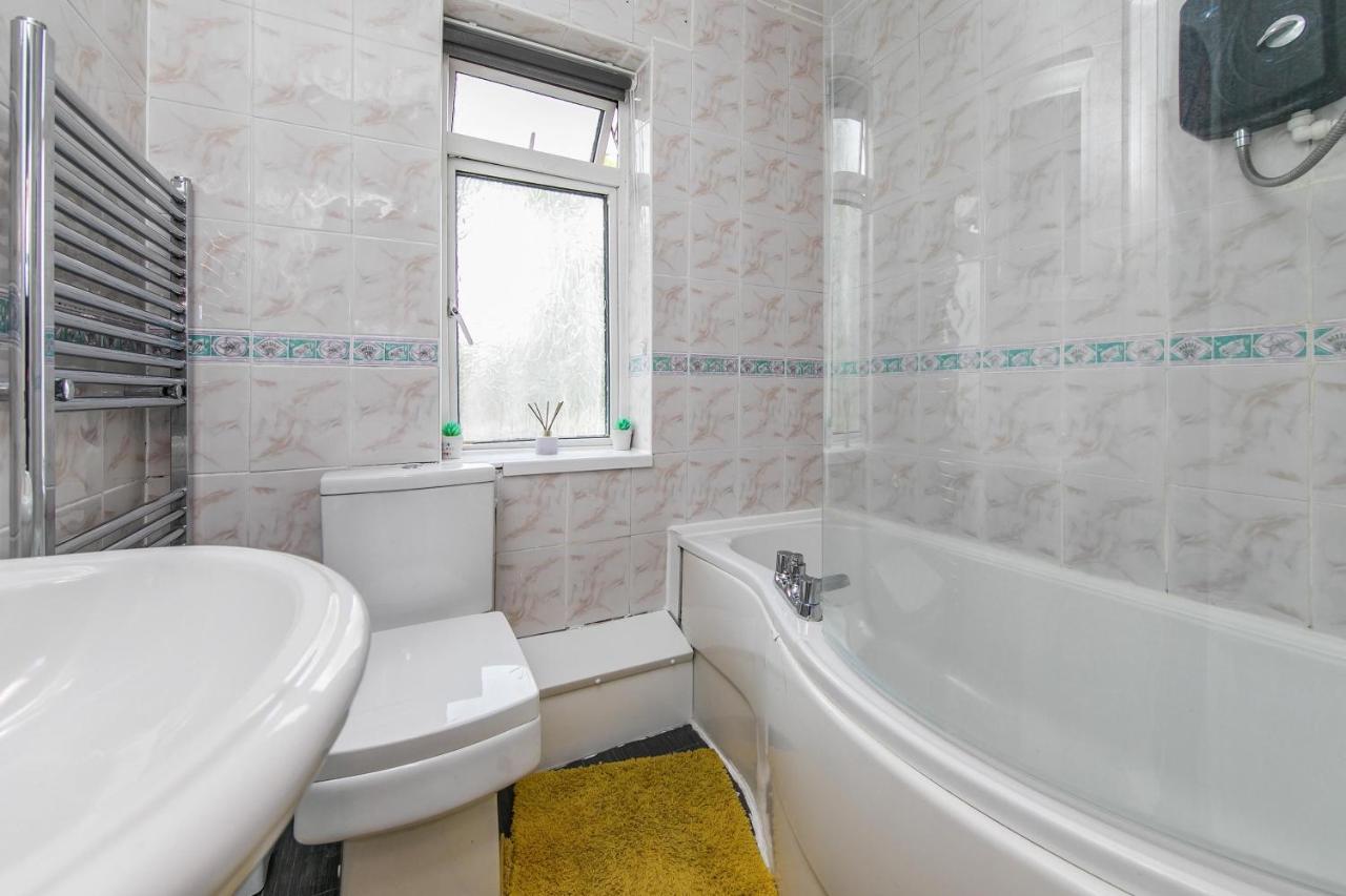 The Comfy Resort, Free Private Parking & Wifi, 9 Beds Colchester Extérieur photo